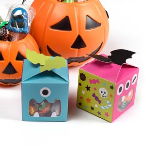Λεπτομέρεια από κουτιά δώρου Halloween τέρας με παράθυρο και φτερά νυχτερίδας
