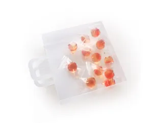 Sacchetto regalo in plastica trasparente con manico e capsule di detersivo arancioni