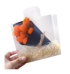 Vista dettagliata del sacchetto regalo in PVC con fiori secchi e manico in corda