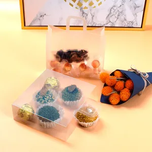 Scatola e borsa regalo in plastica trasparente per dolci o cosmetici su sfondo caldo