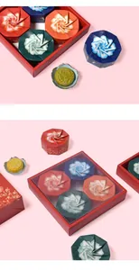 Détail du coffret cadeau Gâteau de Lune rouge avec inserts octogonaux et motifs floraux
