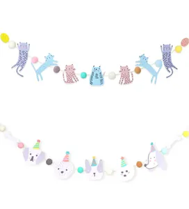 Detail bunter Partybanner mit Cartoon-Katzen und Hunden sowie weichen Pompons für Haustiere