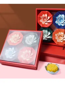 Coffret cadeau de gâteaux de lune rouge avec quatre petites boîtes colorées style origami