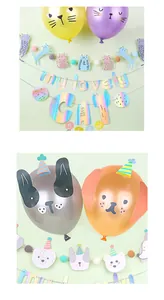 Nahaufnahme des Haustier-Partysets mit bunten Tierballons und Hologramm-Bannern