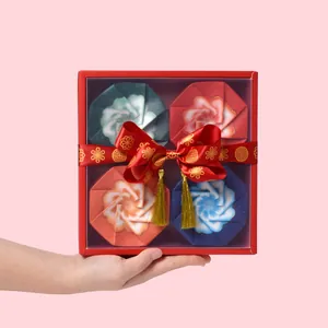 Boîte cadeau rouge pour gâteaux de lune avec quatre boîtes origami colorées et pompon