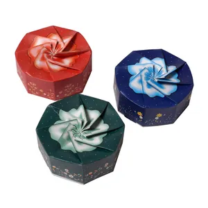 Boîtes cadeaux octogonales avec couvercles pétales en rouge, bleu et vert