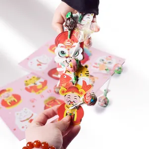 Kreative chinesische Neujahrs-Lutscher-Papierkarten mit festlichen Comicfiguren und Süßem