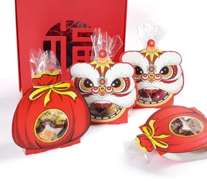 Detailweergave van rode Nieuwjaars geschenkdozen en leeuwendans snackverpakkingen
