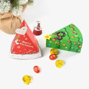 Scatole regalo di Natale a forma di albero con motivi festivi e pupazzo di neve
