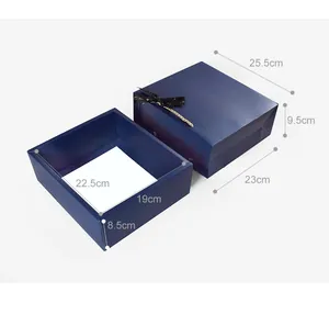 Détail du coffret cadeau bleu marine de luxe avec ruban et dimensions détaillées