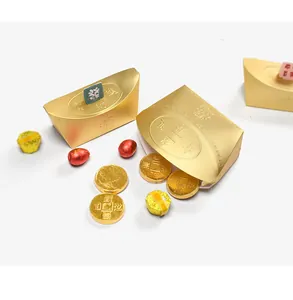 Vista de detalle de caja de dulces con forma de lingote de oro y caracteres grabados