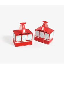 Detalle de cajas de regalo rojas con forma de teleférico y gráficos de ventanas azul