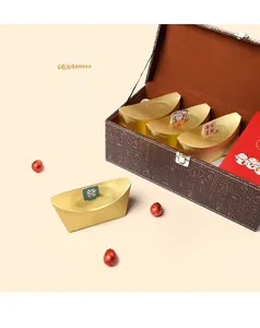 Detalle de cajas de dulces en lingote de oro en un set de regalo con etiquetas