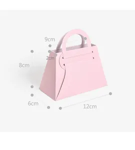Detalle de bolsa de regalo rosa con medidas: 12cm de ancho, 6cm de fondo y 8cm de alto