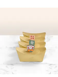 Primer plano de cajas de caramelos de lingotes de oro con relieves y etiquetas festivas