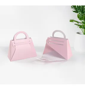 Detalle de bolsa de regalo de papel rosa que muestra estructura y diseño plegable