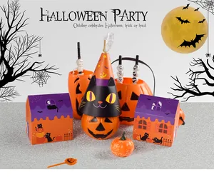 Dettagli set Halloween con secchielli zucca, scatole regalo e decorazioni per feste