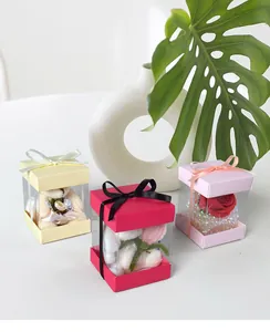Set di tre scatole regalo colorate con finestra, fiocchi e decorazioni interne