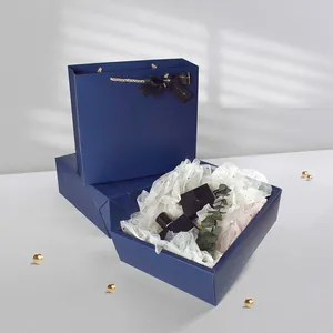Coffret cadeau de mariage bleu foncé avec poignées en corde dorée et nœud élégant