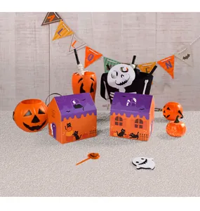 Dettaglio di scatole di caramelle di Halloween a forma di casa con disegni di gatti