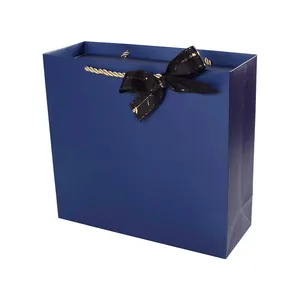 Sac cadeau mariage bleu foncé élégant avec poignées dorées et un ruban noir chic