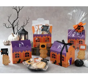 Dettaglio scatola regalo di Halloween a forma di casa con adesivi e cartellini coordinati