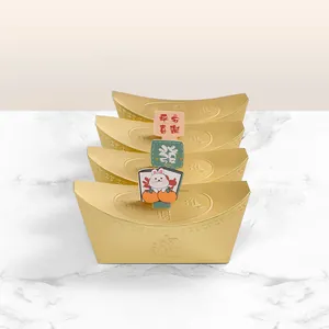 Cajas de caramelos de Año Nuevo en forma de lingote de oro con decoraciones de suerte