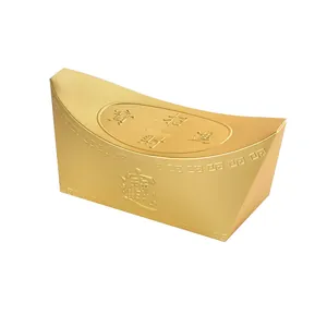 Caja de dulces dorada con forma de lingote y motivos en relieve tradicionales chinos