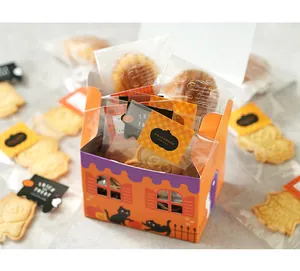 Dettaglio della scatola regalo di Halloween a forma di casa con gatti neri e sacchetti