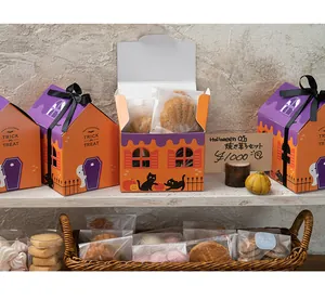 Scatola regalo di Halloween a forma di casa con gatto nero e zucca su scaffale in legno