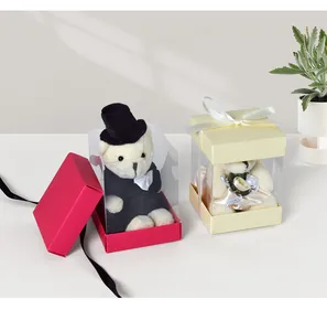 Dettaglio scatola regalo pieghevole con finestra e orsetti di peluche per sposi novelli