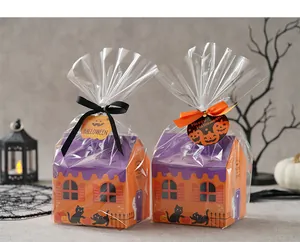 Dettaglio di scatole regalo Halloween a casa con fiocchi di raso e sacchetti trasparenti
