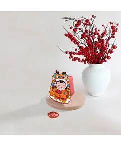 Detail van rode nieuwjaars snoepdoos met een schattige pop die een koi vis bedel vasthoudt