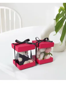 Scatole regalo rosse con finestra in PVC trasparente, orsetto di peluche e fiocco
