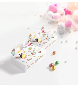 Détail de boîtes cadeaux de Pâques en papier avec inserts 3D et motifs de texte Happy