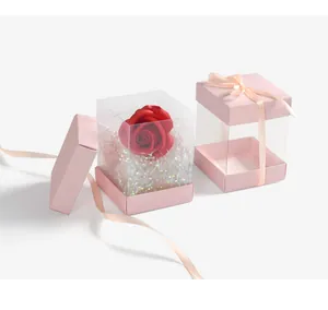 Dettaglio della scatola regalo quadrata in PVC trasparente con base rosa e rosa rossa decorativa