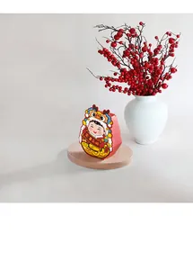 Detail van rode Chinese Nieuwjaar snoepdoos met schattige leeuwendans jongen op houten dienblad