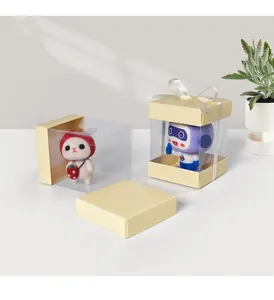 Dettaglio della scatola regalo con finestra trasparente, coperchio crema e peluche interni