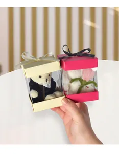 Dettaglio di mini scatole regalo con finestra trasparente e fiocchi decorativi in nastro