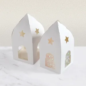 Boîtes cadeaux blanches en forme d'église avec découpes d'étoiles et design élégant