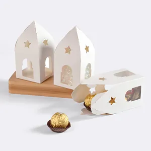 Boîtes cadeaux blanches en forme de maison avec découpes d'étoiles et film