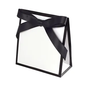 Sac cadeau blanc minimaliste avec bordure noire et grand nœud en satin élégant