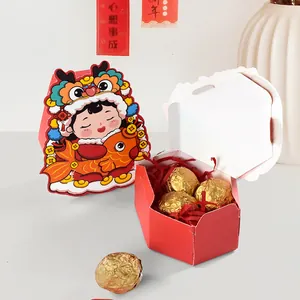 Rote Neujahrs-Süßigkeitenbox mit Puppen-Illustration und goldenen Pralinen auf Bast