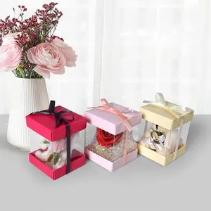 Scatole regalo quadrate con finestra, nastri, orsetti e rose per occasioni speciali