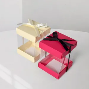 Scatola regalo quadrata con finestra trasparente ed elegante fiocco in nastro