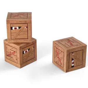 Tres cajas de madera de Halloween con avisos de precaución y globos oculares realistas