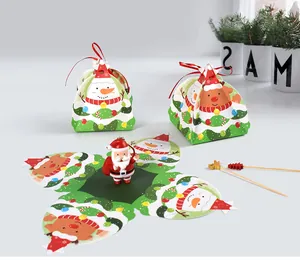 Detalle de cajas de regalo navideñas con muñeco de nieve, reno y cintas rojas suaves