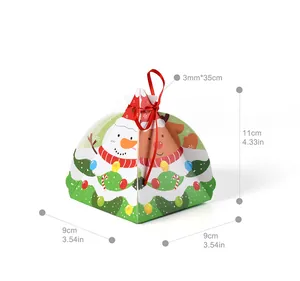 Dimensiones detalladas de una caja de regalo navideña piramidal con motivos de nieve