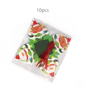 Detalle de 10 etiquetas navideñas con renos y muñecos de nieve con cordeles rojos
