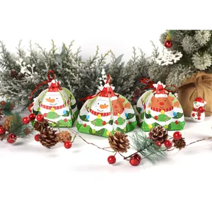Primer plano de cajas de regalo de Navidad en pirámide con dibujos de nieve y lazos